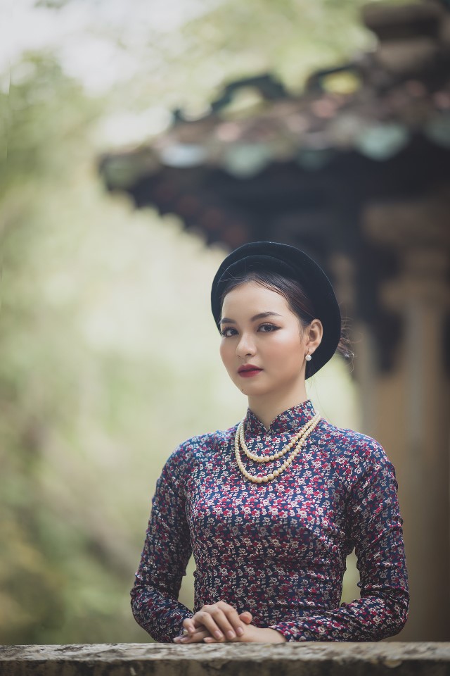 青紫のアオザイを着たベトナム人女性